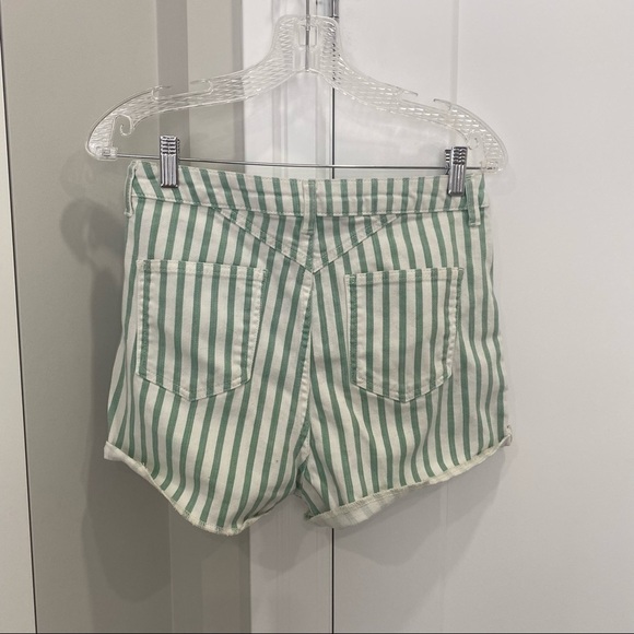 ⛄️ TOPSHOP Green and White Striped Shorts​​​​​ - Picture 4 of 5